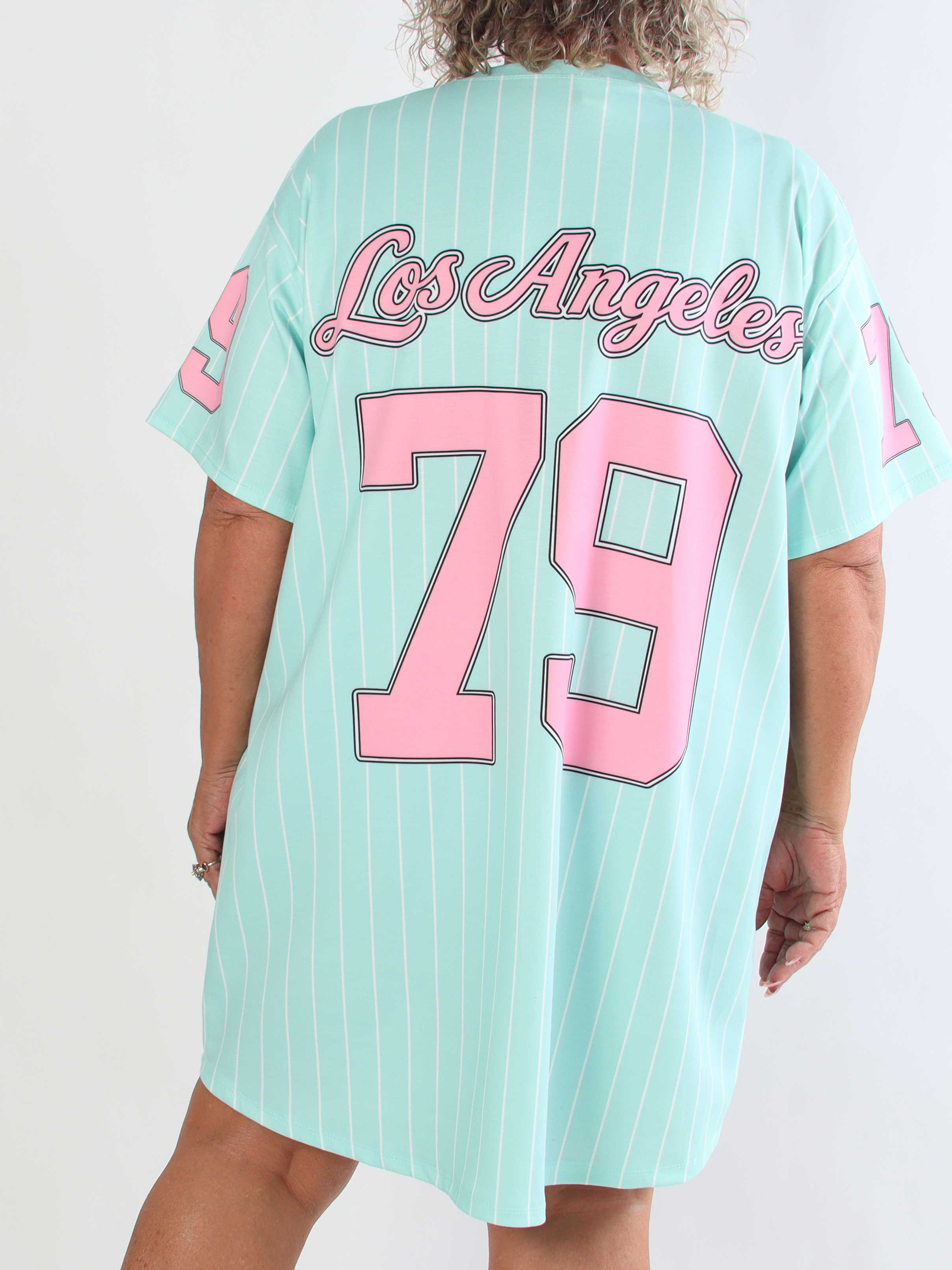Andrea - Plus size t-shirtklänning i mjuk viskosblandning med basebollinspirerad design